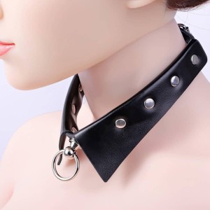 Coleira de Couro Preto com Correntes Metálicas e Detalhes Perfurados